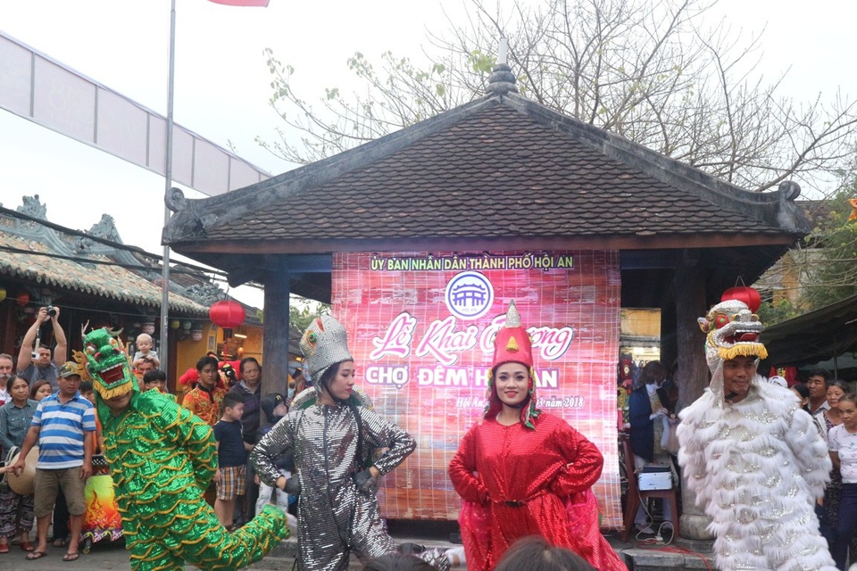 Hội An khai trương thêm một chợ đêm phục vụ du khách - 2 Hội An đã cho khai trương thêm khu vực chợ đêm để phục vụ người dân và du khách. Việc khai trương nhằm giảm áp lực cho khu vực phía Tây quá đông du khách, và tạo điều kiện cho khu vực phía Đông phát triển