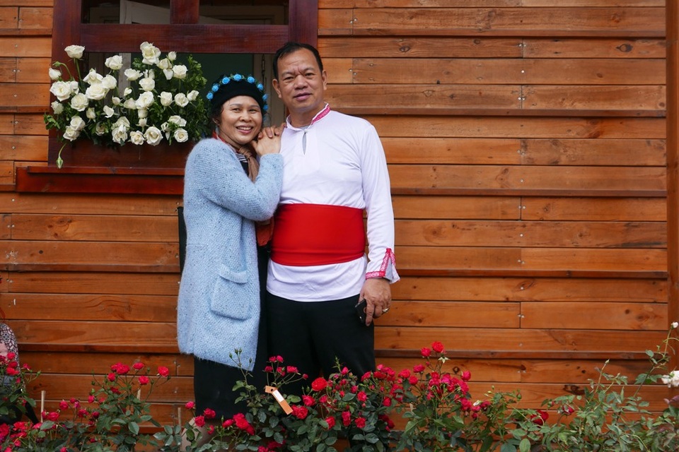 
Nhiều khách tới xem Ngày hội hoa hồng Bulgaria đã đứng tuổi, là những người từng có thời gian học tập, làm việc tại Bulgaria, Liên Xô và các nước Đông Âu.
