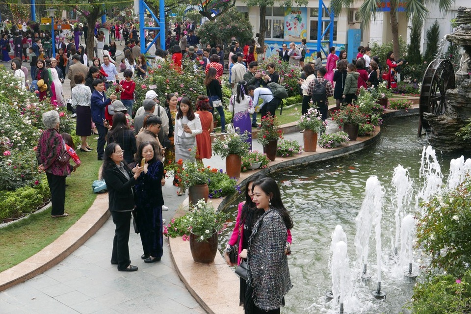 
Lễ hội hoa hồng Bulgaria và bạn bè khai mạc sáng nay tại Công viên nước hồ Tây (Hà Nội). Khá đông người dân đã tới tham quan khi biết thông tin có hàng nghìn cây hồng được trưng bày.
