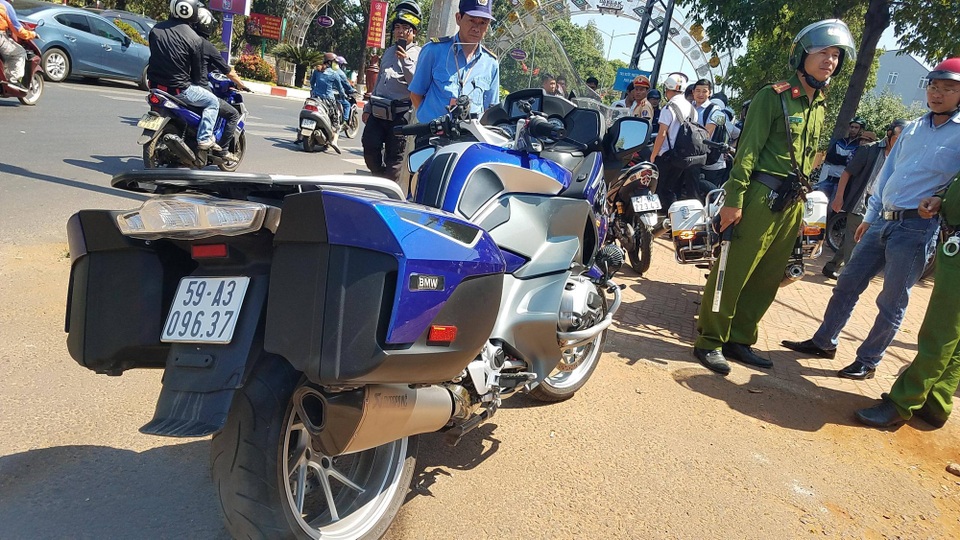Xe mô tô phân khối lớn tông người phụ nữ gãy chân rồi bỏ chạy - 1 Lực lượng chức năng làm việc cùng đoàn xe mô tô