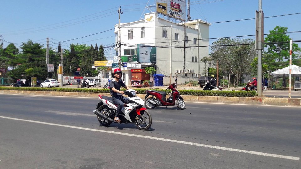 Xe mô tô phân khối lớn tông người phụ nữ gãy chân rồi bỏ chạy - 2 Hiện trường vụ tai nạn khiến người phụ nữ bị gãy chân