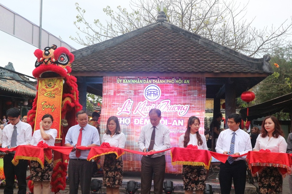 Hội An khai trương thêm một chợ đêm phục vụ du khách - 3 Chợ đêm mới trải rộng trên 4 tuyến đường: Hoàng Văn Thụ, Trần Quý Cáp, Tiểu La, Bạch Đằng
