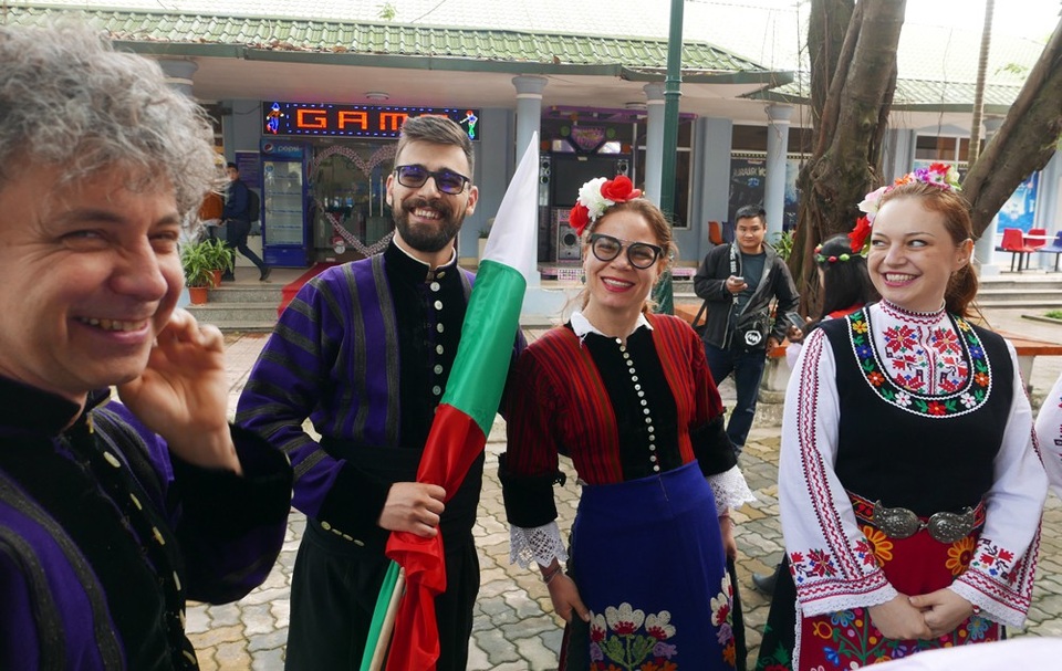 
Buổi khai mạc ngày hội hoa hồng có sự tham dự của các công dân Bulgaria đang làm việc ở Hà Nội, góp vui bằng các tiết mục văn nghệ truyền thống của xứ sở hoa hồng.
