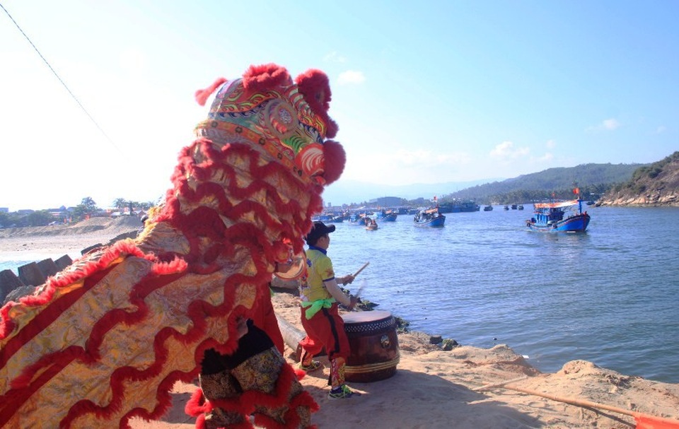Đoàn lân chạy theo múa tiễn các đội tàu vươn khơi.