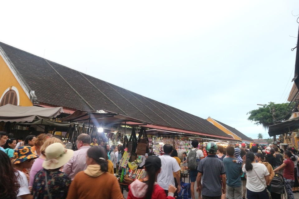 Hội An khai trương thêm một chợ đêm phục vụ du khách - 4 Rất đông người dân và du khách đã đến “xông đất” cho khu chợ đêm mới