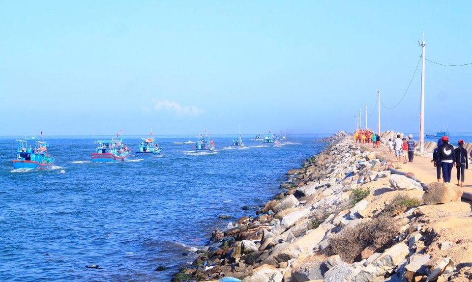 Những chiếc tàu băng băng ra khơi với hi vọng chuyến biển đầu năm khai thác đạt hiệu quả cao.