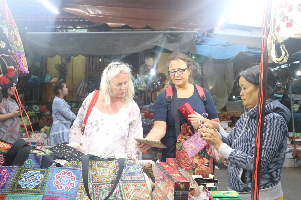 Hội An khai trương thêm một chợ đêm phục vụ du khách - 5 Tiểu thương tại đây là các hộ kinh doanh trong khu phố cổ lâu năm bị giải tỏa, di dời để thực hiện đề án bố trí buôn bán hàng rong, sắp xếp trật tự vỉa hè khu phố cổ Hội An