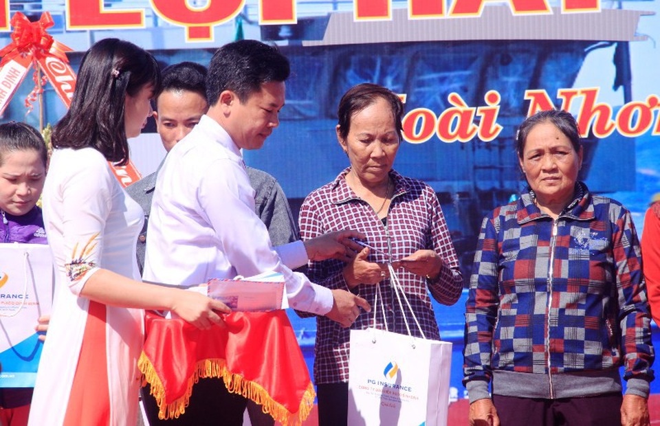 Chủ tịch UBND huyện Hoài Nhơn Cao Thanh Thương tặng quà cho ngư dân nghèo.