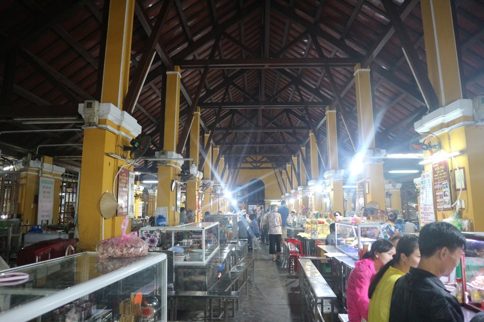 Hội An khai trương thêm một chợ đêm phục vụ du khách - 7 Bên cạnh khu chợ đêm là chợ Hội An - thiên đường ẩm thực mới được nhiều du khách biết đến