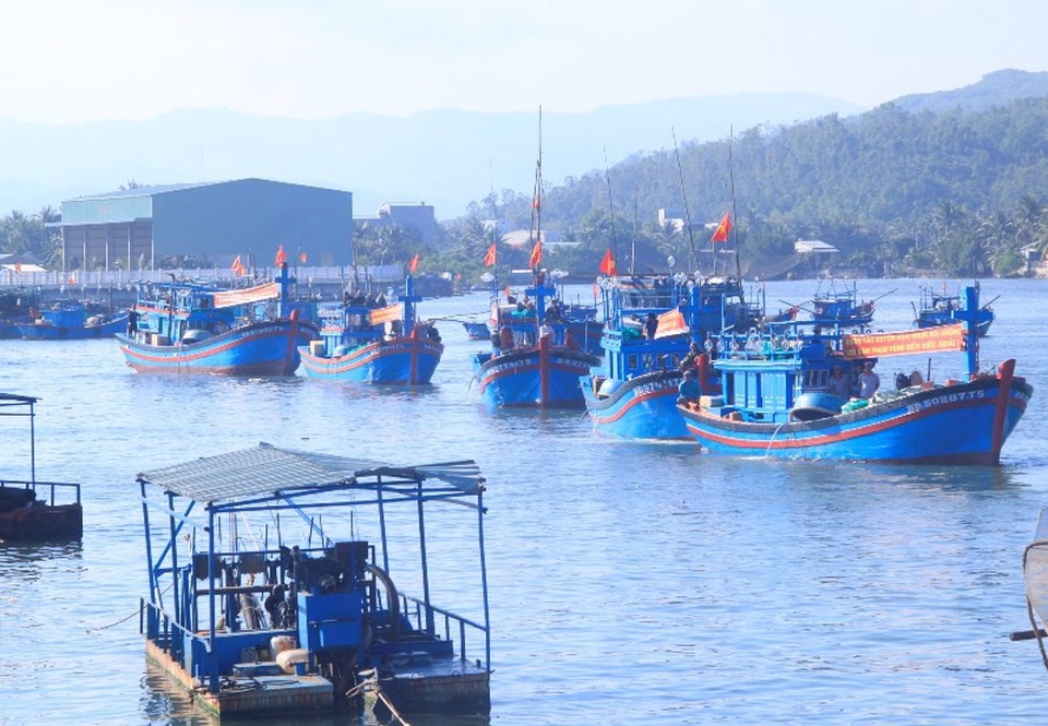 Hàng chục tàu cá đánh bắt xa bờ nối đuôi nhau vươn khơi sau lễ ra quân.