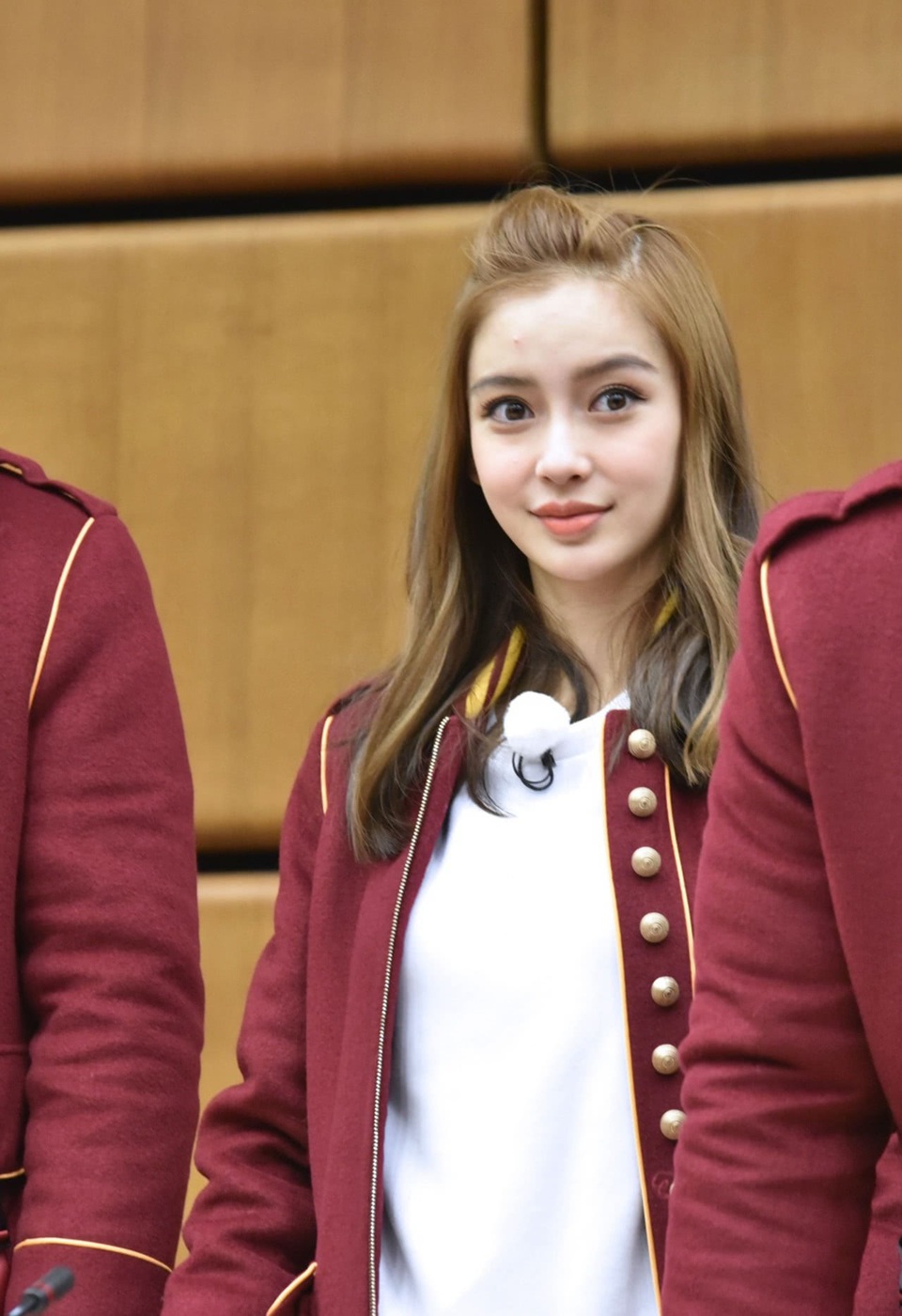 "Bà mẹ một con" Angelababy trẻ đẹp như gái 18 - 6
Trong thời điểm Angelababy đi công tác, cậu con trai của cô ở nhà với bố. Tháng trước, ông xã Huỳnh Hiểu Minh còn tháp tùng Angelababy tới Paris, Pháp để tham dự tuần lễ thời trang Paris và tổ chức sinh nhật cho cô tại đây.