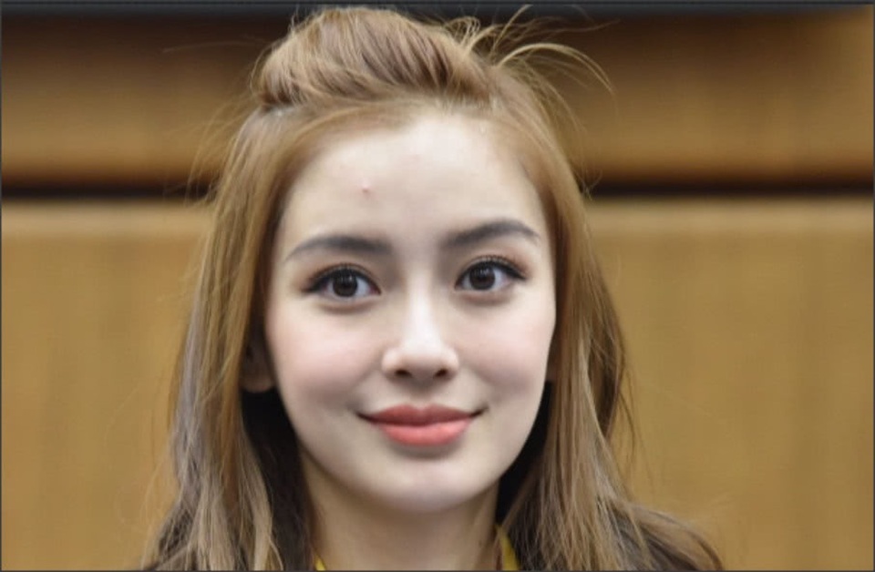 "Bà mẹ một con" Angelababy trẻ đẹp như gái 18 - 5
Thật khó tin, cô gái trẻ trung này đã là mẹ của một bé trai hơn 1 tuổi.