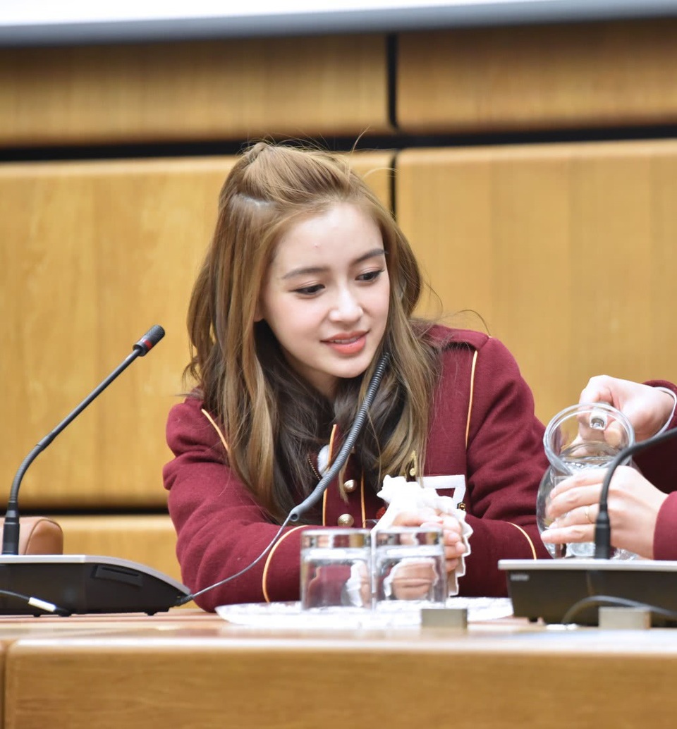 "Bà mẹ một con" Angelababy trẻ đẹp như gái 18 - 4
Sau kỳ nghỉ Tết, Angelababy dường như tăng cân chút ít khi gương mặt của cô phấn bầu bĩnh hơn.