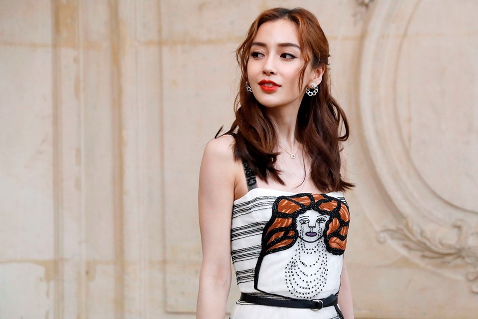 "Bà mẹ một con" Angelababy trẻ đẹp như gái 18 - 13
Angelababy sang chảnh và quyến rũ tại tuần lễ thời trang Paris, Pháp, tháng 2/2018.
