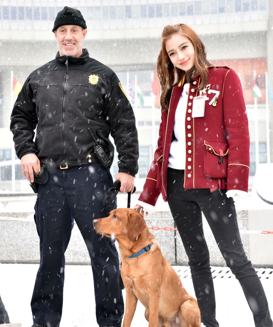 "Bà mẹ một con" Angelababy trẻ đẹp như gái 18 - 1
Angelababy khiến fan thích thú khi khoe hình ảnh mới nhất của cô tại Vienna, Áo, ghi hình cho show truyền hình mới. Ngôi sao xinh đẹp ăn mặc và cột tóc rất trẻ trung.