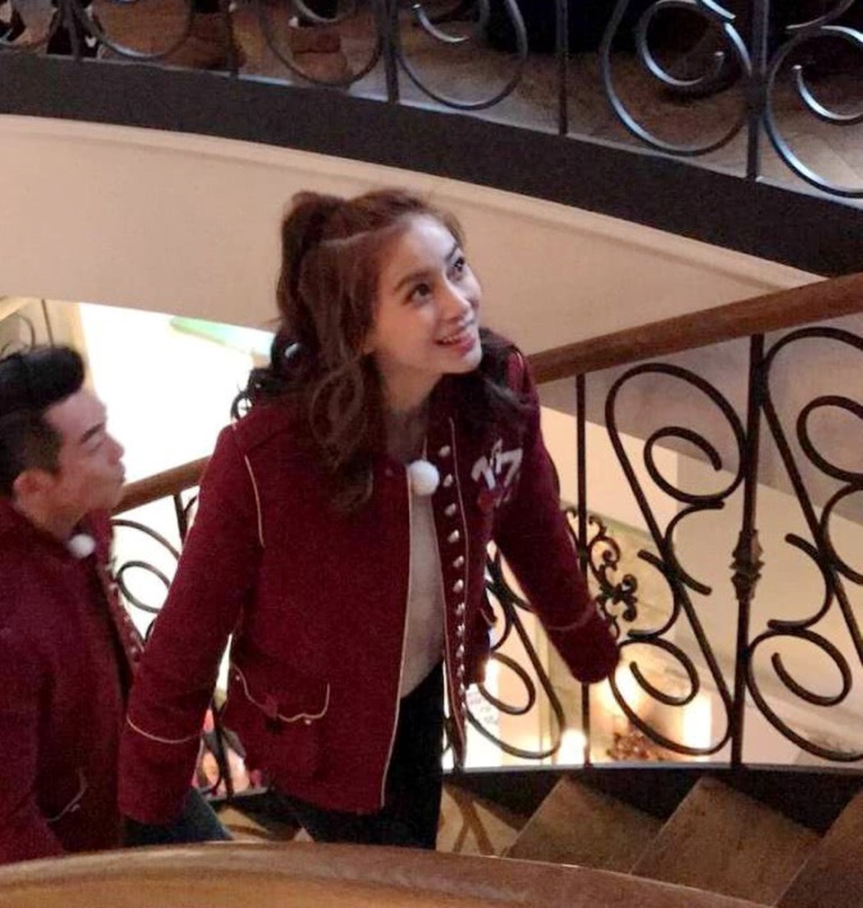 "Bà mẹ một con" Angelababy trẻ đẹp như gái 18 - 2
Sau khi sinh con trai đầu lòng vào tháng 12/2016, Angelababy nhanh chóng lấy lại dáng vóc và sự trẻ trung.