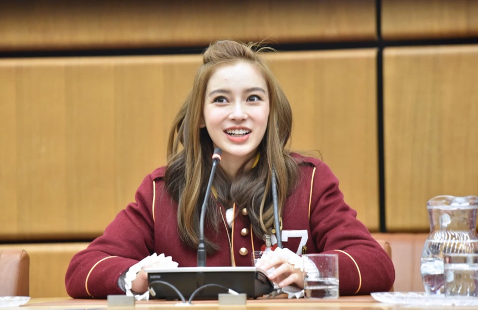 "Bà mẹ một con" Angelababy trẻ đẹp như gái 18 - 3
Angelababy giảm cân thành công sau sinh nhờ việc không ăn kiêng, tập luyện chăm chỉ và giữ cuộc sống luôn vui vẻ, thoải mái.