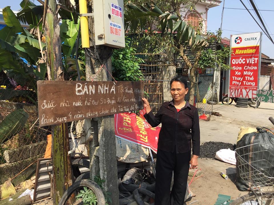 Tin lời hứa "treo", nhiều hộ dân khốn đốn vì vay tiền làm nhà - 1 Bà Liên bên tấm biển rao bán nhà