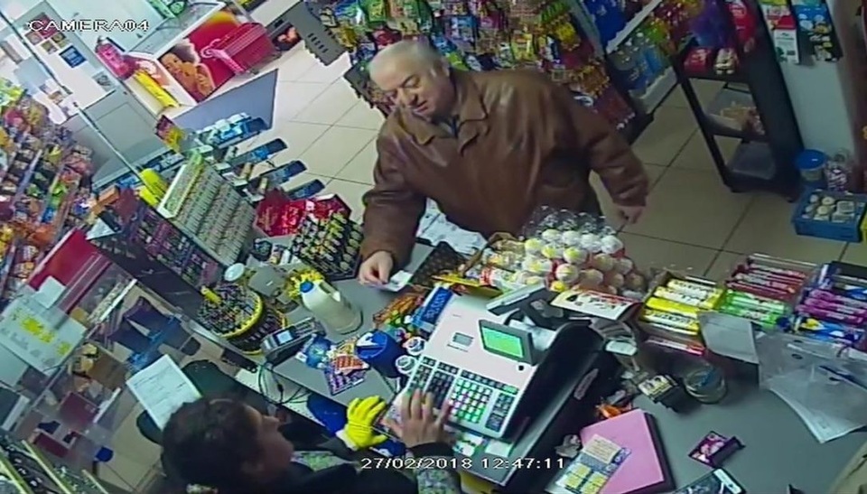 Điều ít biết về cựu điệp viên hai mang Nga nghi bị hạ độc ở Anh - 4 Skripal xuất hiện tại một siêu thị ở Anh trước khi nghi bị đầu độc. (Ảnh: ITN)