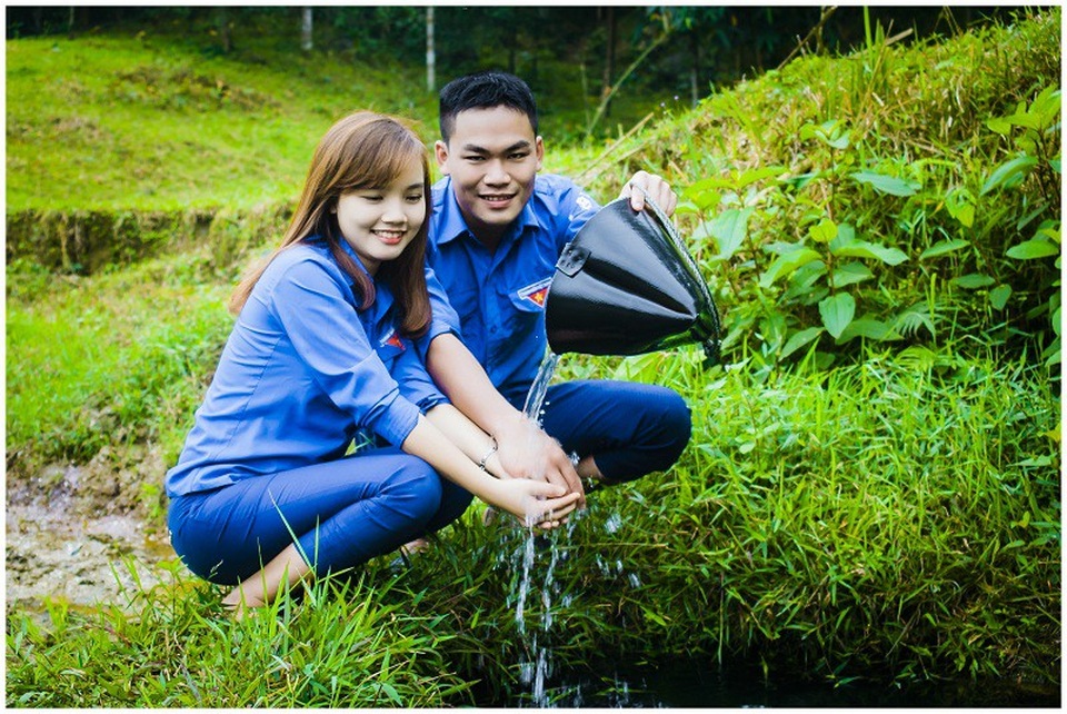 Độc đáo bộ ảnh cưới cô dâu chú rể mặc áo Đoàn thanh niên - 11 Độc đáo bộ ảnh cưới cô dâu chú rể mặc áo Đoàn thanh niên - 11