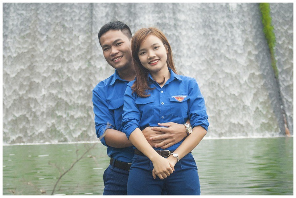 Độc đáo bộ ảnh cưới cô dâu chú rể mặc áo Đoàn thanh niên - 8 Theo thông tin cặp đôi chia sẻ, đám cưới sẽ được tổ chức vào ngày 24/2 (Âm lịch) tới tại thôn Mỹ Lạc.