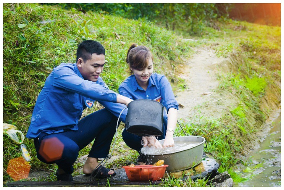 Độc đáo bộ ảnh cưới cô dâu chú rể mặc áo Đoàn thanh niên - 7 Được biết, ngoài công tác Đoàn, chú rể Song Hào còn hoạt bát cởi mở nên thường xuyên đảm nhận vai trò MC các chương trình lớn nhỏ ở địa phương.