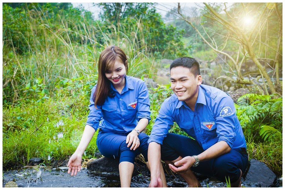 Độc đáo bộ ảnh cưới cô dâu chú rể mặc áo Đoàn thanh niên - 6 Bộ ảnh do anh Ngọc Quý trực tiếp thực hiện cho cặp đôi tại đập Đá Quại, một hồ nước gắn với tuổi thơ của cả hai.