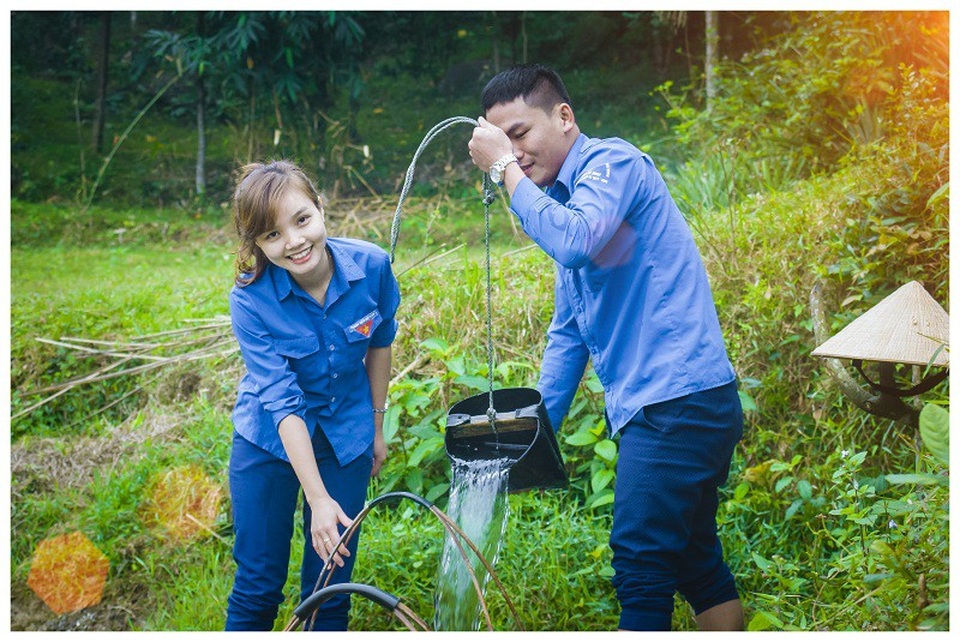 Độc đáo bộ ảnh cưới cô dâu chú rể mặc áo Đoàn thanh niên - 3 Trong tình yêu Kim Oanh quan niệm: “Chuyện tình cảm không thể nói trước được điều gì”. Kim Oanh từng có thời gian dài gần như khóa chặt cửa trái tim không muốn cho ai tiếp xúc thế nhưng chú rể chính là người đã đến và nhẹ nhàng mở cánh cửa tình yêu.