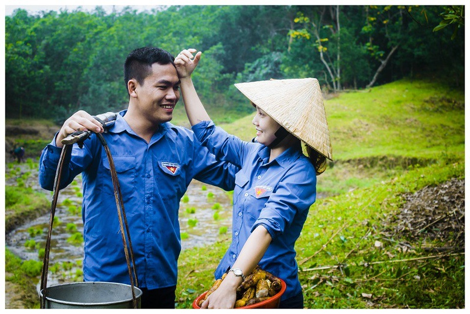 Độc đáo bộ ảnh cưới cô dâu chú rể mặc áo Đoàn thanh niên - 2 Cặp đôi quen nhau trong những lần sinh hoạt Đoàn ở xã nhà giữa Đoàn xã và Liên đội trường. Chính sự hòa đồng, cởi mở dễ giao tiếp, luôn quan tâm đến mọi người của chú rể đã khiến trái tim cô dâu Kim Oanh rung động.