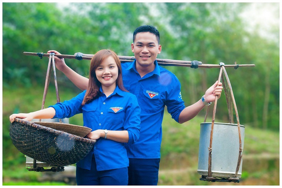 Độc đáo bộ ảnh cưới cô dâu chú rể mặc áo Đoàn thanh niên - 1 Nhân vật chính của bộ ảnh là chú rể Nguyễn Song Hào (sinh năm 1988) hiện đang là Bí thư Đoàn xã Kỳ Sơn (Kỳ Anh, Hà Tĩnh) và cô dâu Đặng Kim Oanh (sinh năm 1993), giáo viên công tác tại trường THCS Kỳ Sơn.