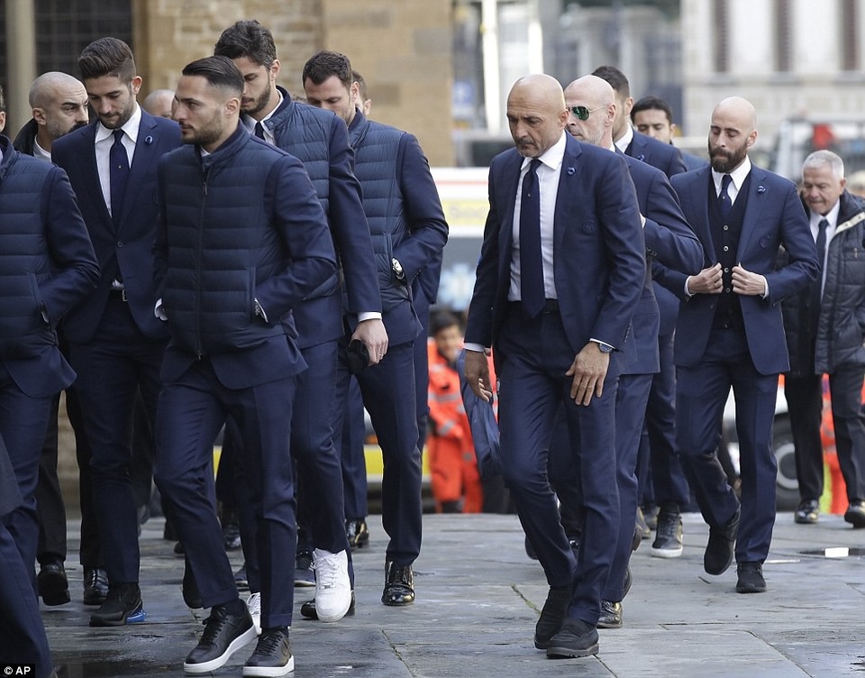 Hàng vạn người hâm mộ đau đớn tiễn đưa Astori - 11 HLV Spalletti cùng toàn đội Inter tới đưa Astori