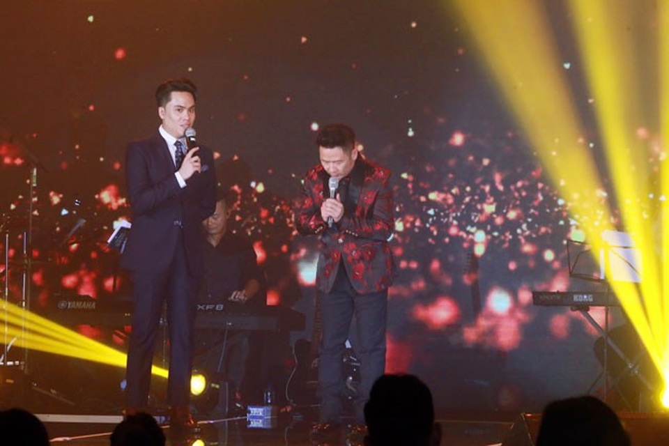 Anh gửi lời xin lỗi tới khán giả vì sự cố bất ngờ này. Thời tiết thay đổi đột ngột ảnh hưởng đến giọng hát của anh...