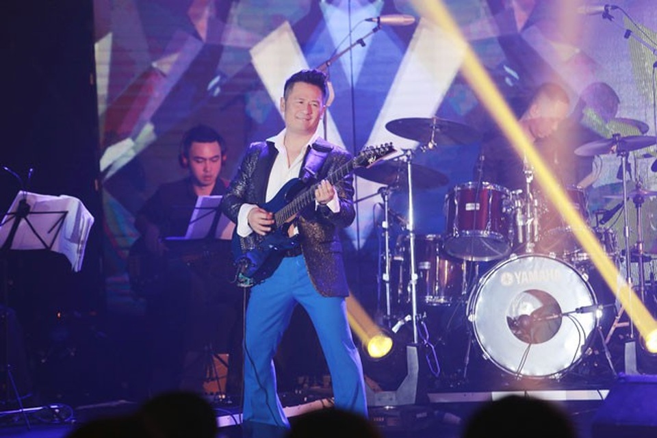 Bị mất giọng, anh bù lại bằng.... nhảy và đánh đàn.