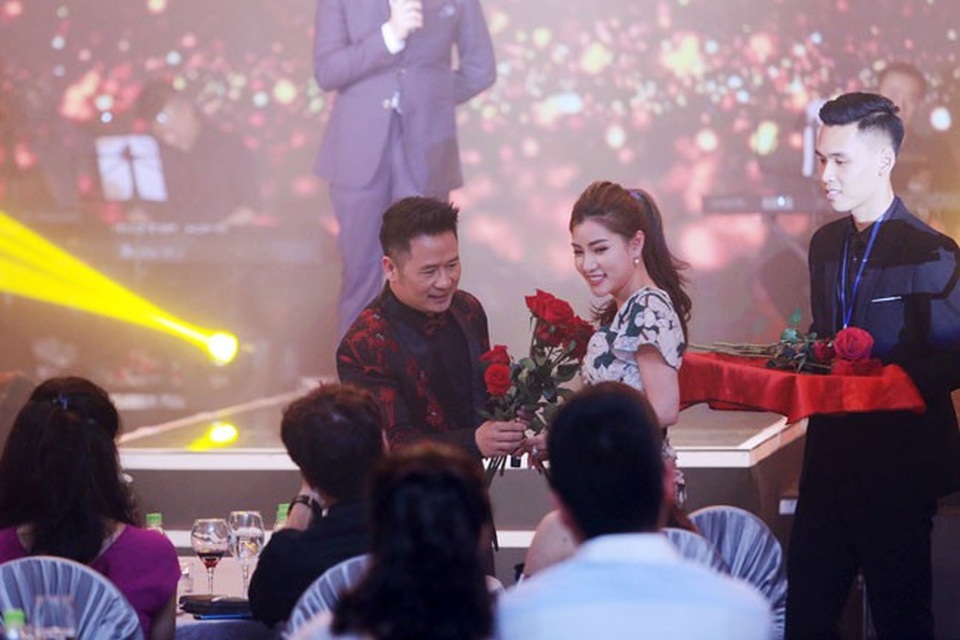 
Bằng Kiều tặng hoa khán giả nữ.
