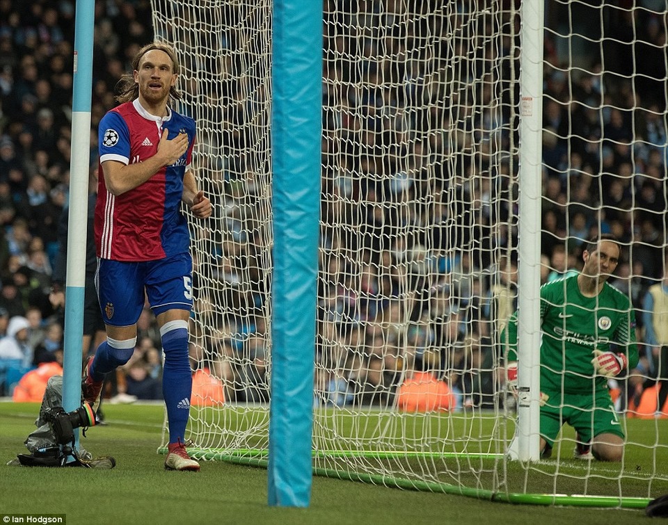 Man City 1-2 Basel: Cú sốc bất ngờ ở Etihad - 2
Lang ghi bàn thắng nâng tỉ số lên 2-1 cho Basel