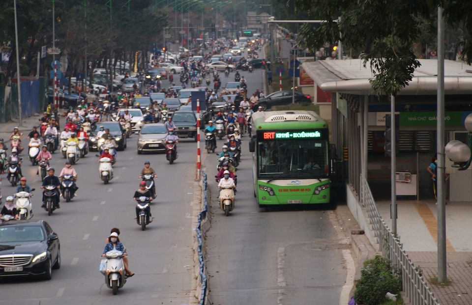 Hà Nội: Một ngày hỗn loạn của buýt nhanh BRT - 11
Cảnh xe máy ồ ạt bám đuôi buýt nhanh BRT.
