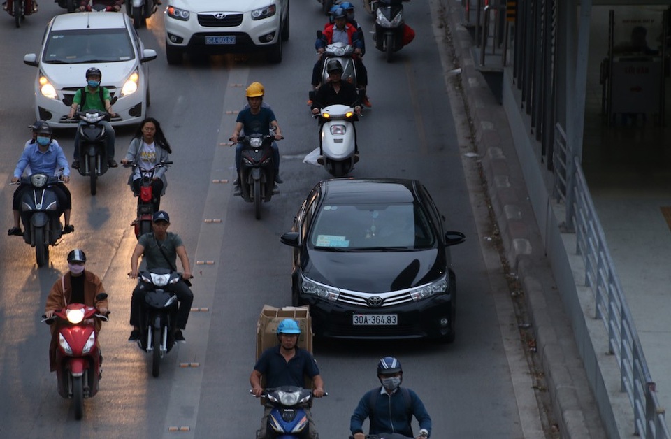 Hà Nội: Một ngày hỗn loạn của buýt nhanh BRT - 9
Các phương tiện chiếm đường riêng của buýt nhanh BRT tăng đột biến vào các giờ cao điểm.