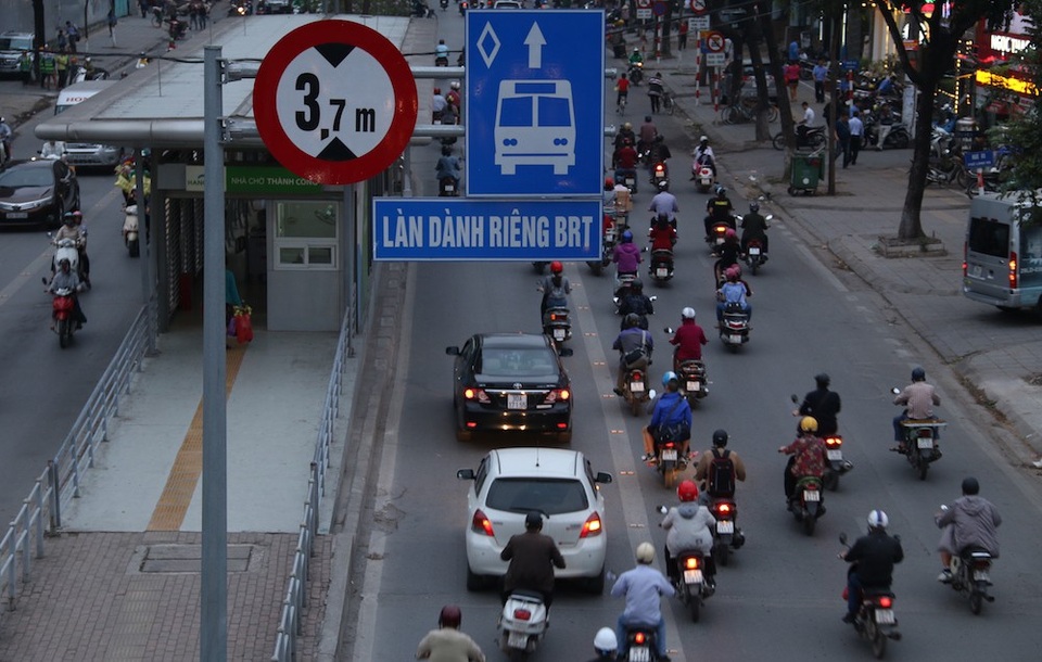 Hà Nội: Một ngày hỗn loạn của buýt nhanh BRT - 8
Làn đường BRT cũng thường xuyên bị xe con xâm chiếm.