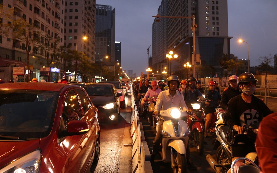 Hà Nội: Một ngày hỗn loạn của buýt nhanh BRT - 2
Những nút giao thông trọng điểm có đặt dải phân cách để ngăn không cho các phương tiện khác lưu thông vào làn đường BTR, nhưng cũng vô tác dụng vào các giờ cao điểm.
