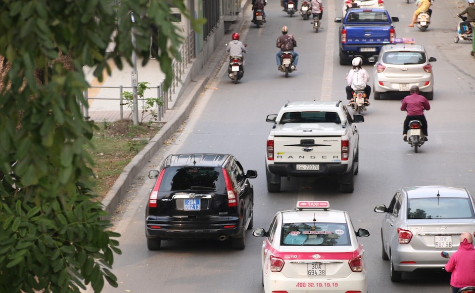 Hà Nội: Một ngày hỗn loạn của buýt nhanh BRT - 7
Một xe biển xanh đi vào làn đường BRT ở khu vực Giảng võ - Giang Văn Minh.