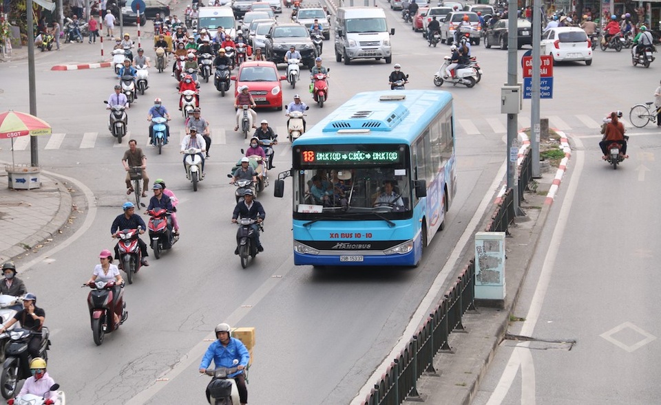 Hà Nội: Một ngày hỗn loạn của buýt nhanh BRT - 4
Một chiếc xe buýt thường đi vào đường riêng của buýt BRT.
Mới đây, Trung tâm Quản lý và điều hành giao thông đô thị (Sở GTVT Hà Nội) đưa ra đề xuất cho các phương tiện khác được sử dụng chung làn đường buýt nhanh BRT trong một số khung giờ nhưng chưa được chấp thuận.