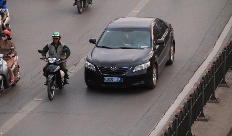 Hà Nội: Một ngày hỗn loạn của buýt nhanh BRT - 6
Không ít lái xe biển xanh cũng đi vào làn đường BRT.