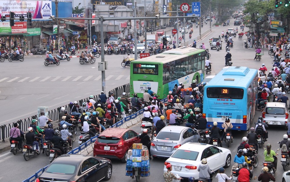 Hà Nội: Một ngày hỗn loạn của buýt nhanh BRT - 12
Các phương tiện vi phạm làn đường riêng của buýt BRT dù đã có dải phân cách cứng.