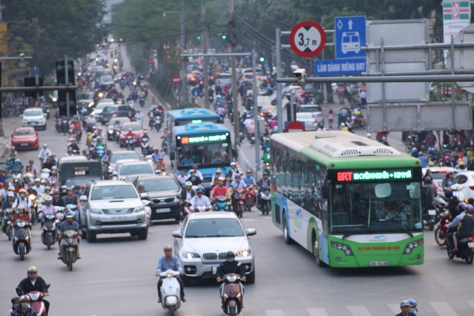 Hà Nội: Một ngày hỗn loạn của buýt nhanh BRT - 5
Hình ảnh ghi nhận tại nút giao thông Láng Hạ - Đê La Thành, hai xe thường nối đuôi buýt nhanh BRT.
