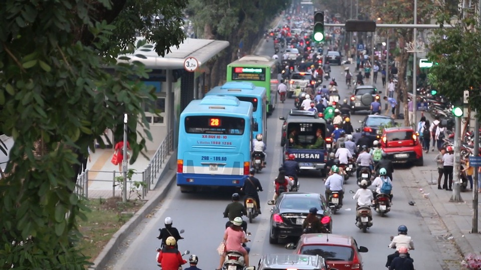 Hà Nội: Một ngày hỗn loạn của buýt nhanh BRT - 3
Ngoài giờ cao điểm, đường riêng của buýt BRT cũng thường xuyên có các phương tiện khác đi vào, trong đó có cả buýt thường.