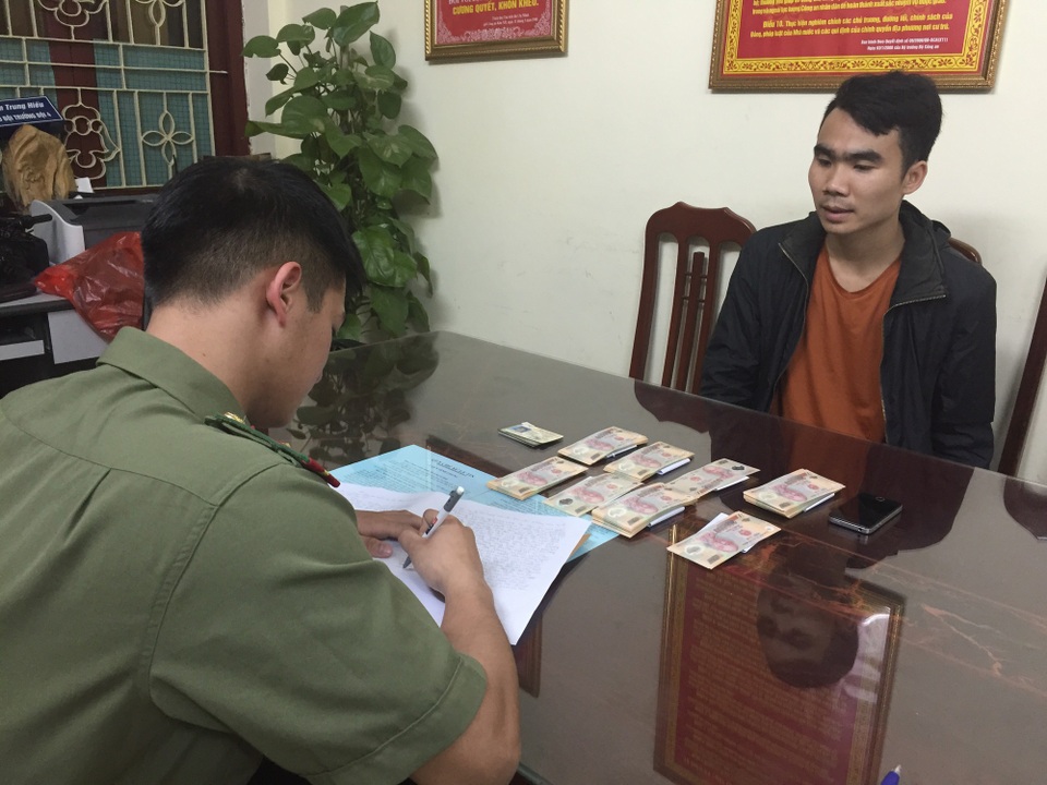 Vượt biên mua 50 triệu tiền Việt Nam giả về quê tiêu thụ - 1 Đối tượng Nông Quốc Hoàng tại cơ quan công an