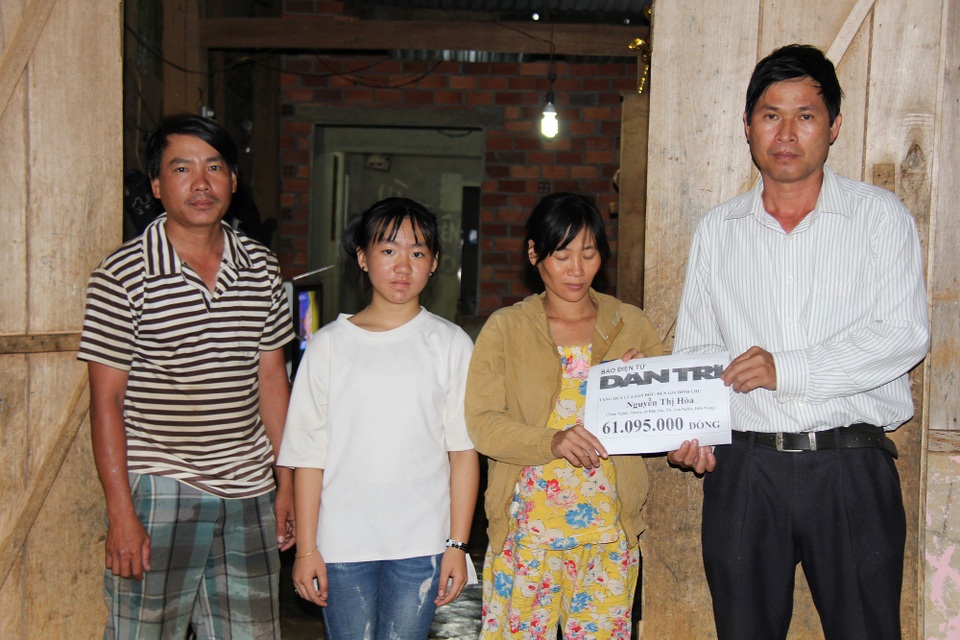 Ban đọc giúp đỡ 61 triệu đồng tới người mẹ đang mang bầu đi phụ hồ nuôi con động kinh - 1 Đại diện chính quyền địa phương trao tặng quà bạn đọc Dân trí tới gia đình chị Hòa