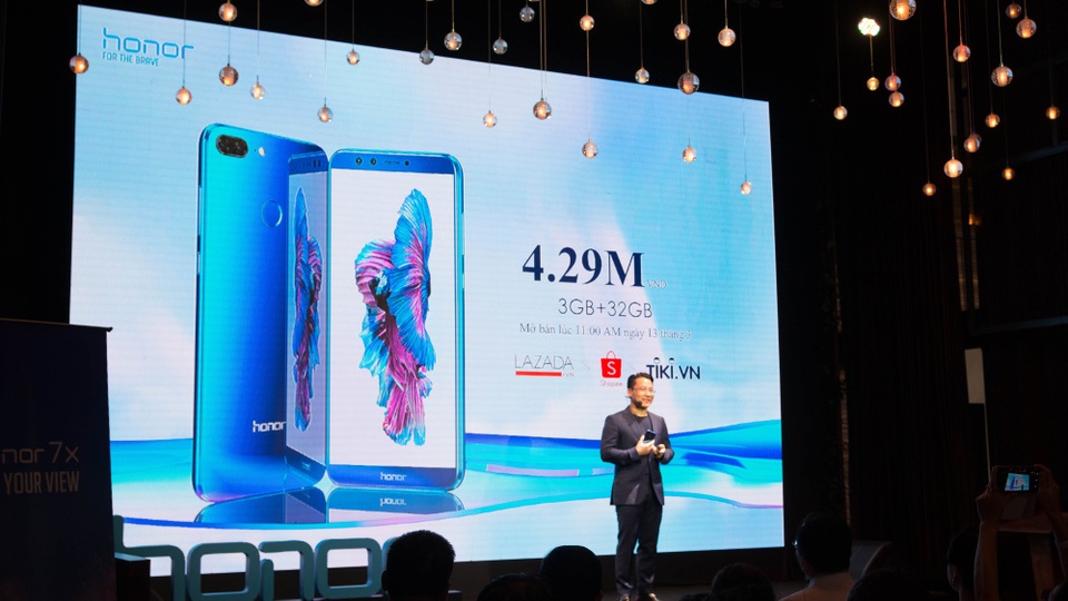 Cận cảnh bộ đôi Honor 7X và 9 Lite giá từ 4,3 triệu đồng tại Việt Nam - 1
Thương hiệu đến từ Trung Quốc này cho biết bộ đôi sản phẩm hướng đến đối tượng người dùng trẻ tuổi với thiết kế đẹp và giá cả phải chăng. Việt Nam là một quốc gia đầy triển vọng của hãng này khi ở đây dân số khá trẻ, là đối tượng chính mà hãng hướng đến.