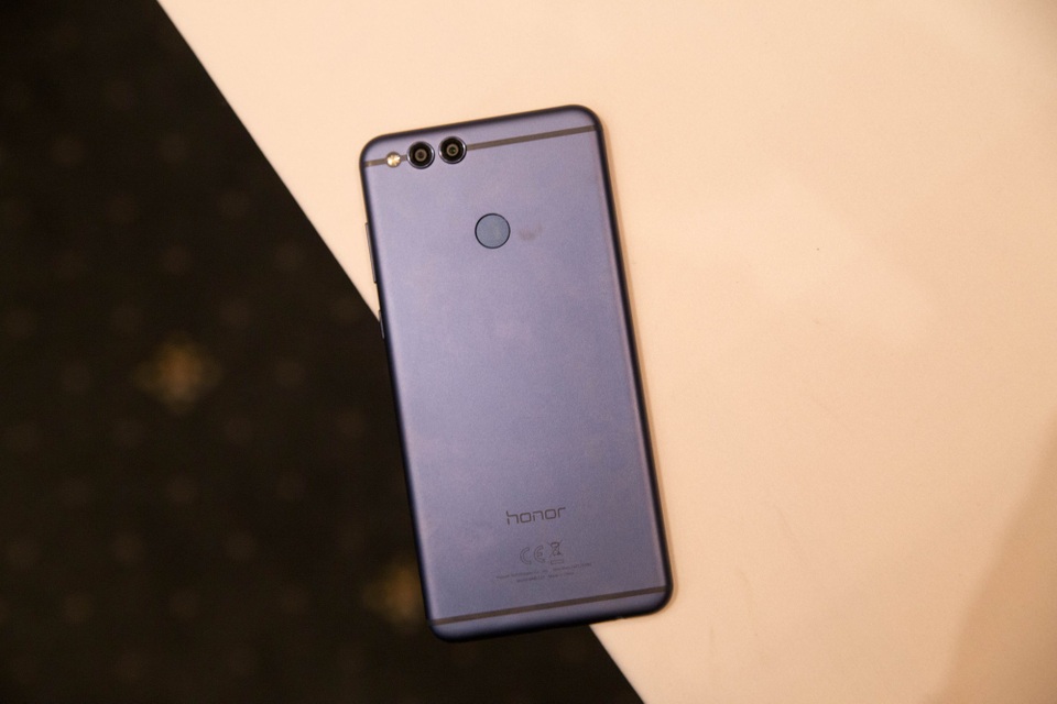Cận cảnh bộ đôi Honor 7X và 9 Lite giá từ 4,3 triệu đồng tại Việt Nam - 4 Bên trong, máy sử dụng con chip Kirin 659 của Huawei, RAM 4 GB và bộ nhớ trong 64 GB. Hãng cũng tích hợp cho máy dung lượng pin 3.340 mAh và khởi chạy Android 8.0.