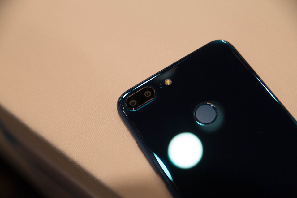 Cận cảnh bộ đôi Honor 7X và 9 Lite giá từ 4,3 triệu đồng tại Việt Nam - 8 Bên trong máy cũng có cấu hình khá mạnh với con chip Kirin 659 tương tự phiên bản 7X nhưng RAM thì thấp hơn chỉ ở mức 3 GB và bộ nhớ trong 32 GB.